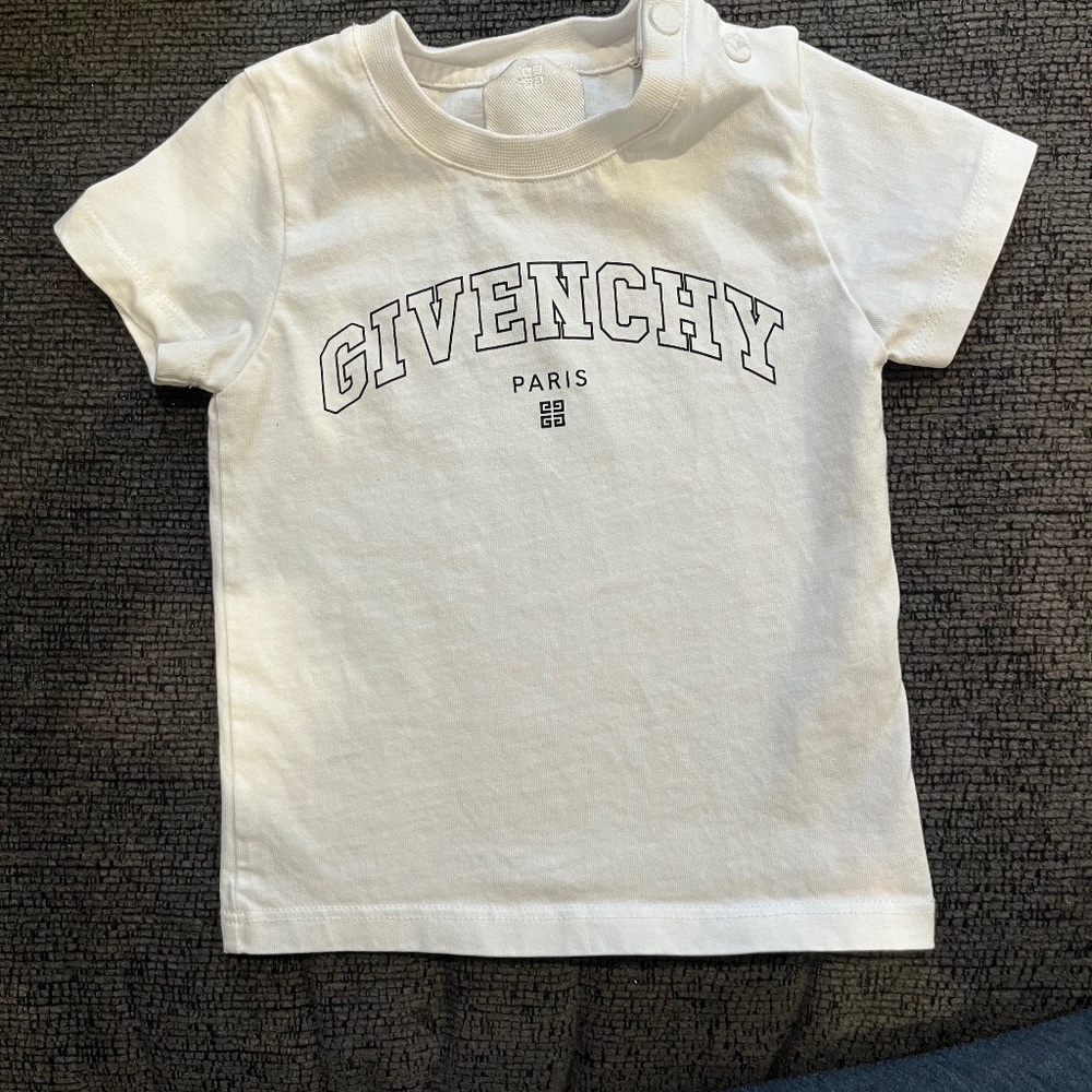 9m Givenchy short sleeve tshirt